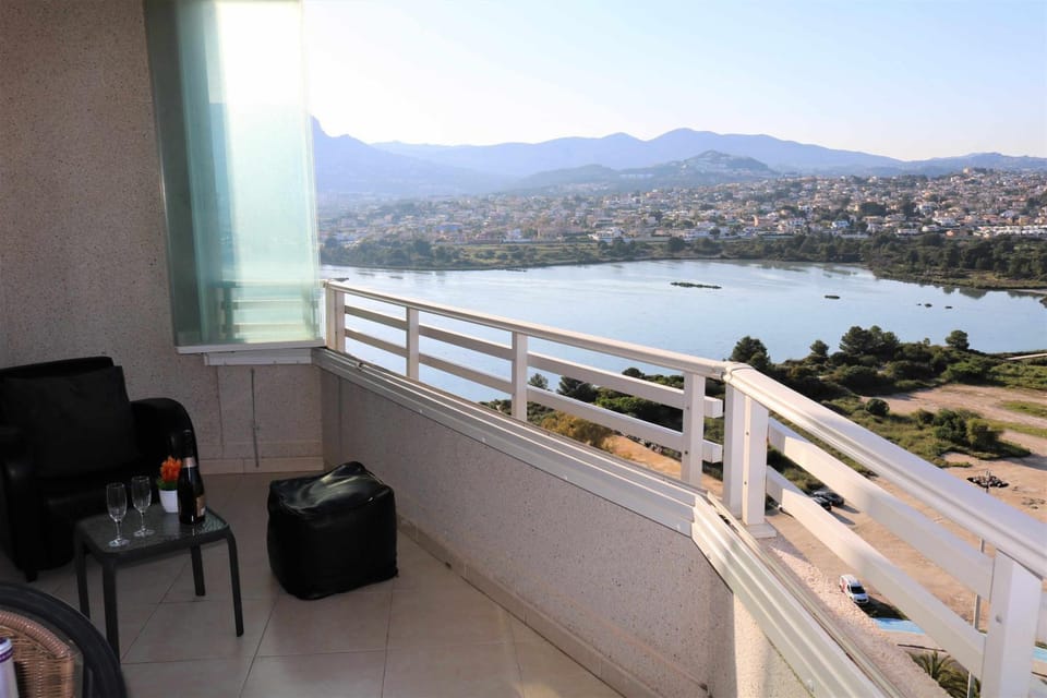Balcony/Terrace, Lake view, Mountain view