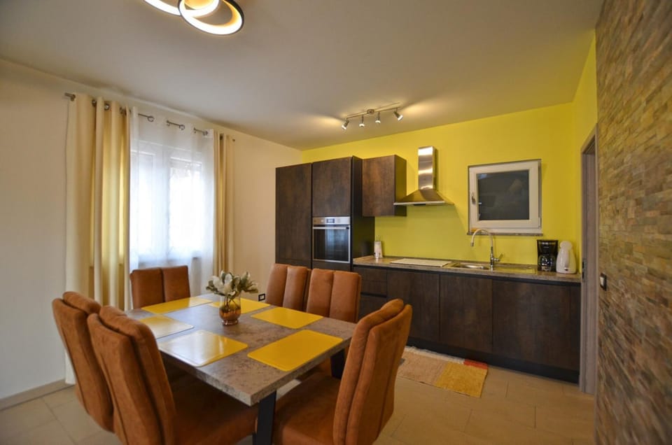 Kitchen or kitchenette, Dining area, oven