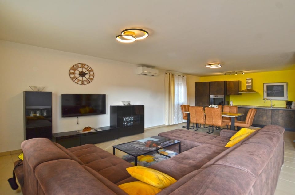 Kitchen or kitchenette, Living room, Dining area