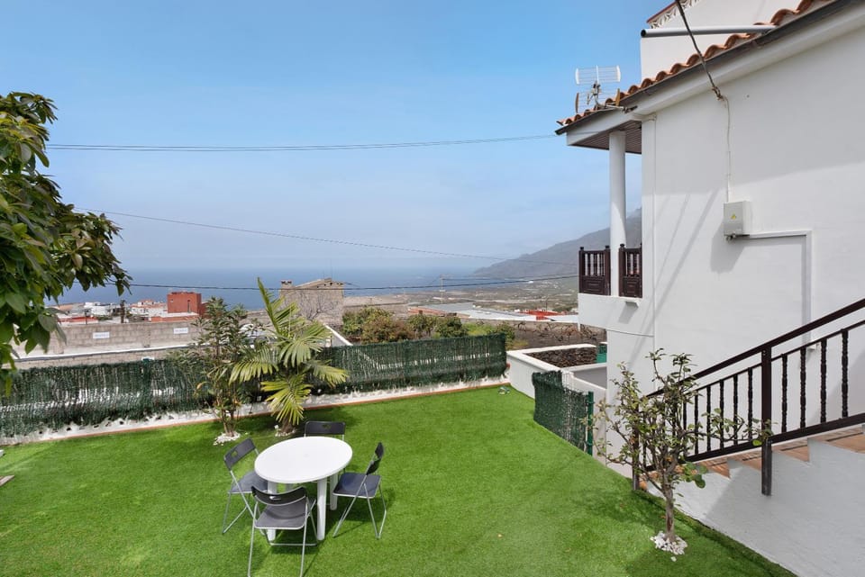 Property building, Balcony/Terrace, Living room