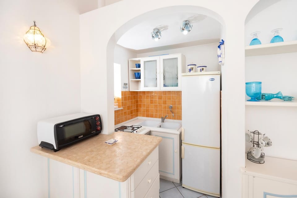 Kitchen or kitchenette, minibar