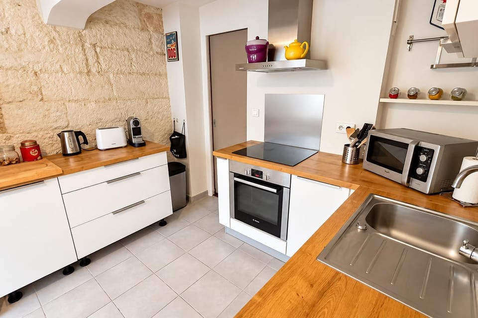 Coffee/tea facilities, Kitchen or kitchenette, oven