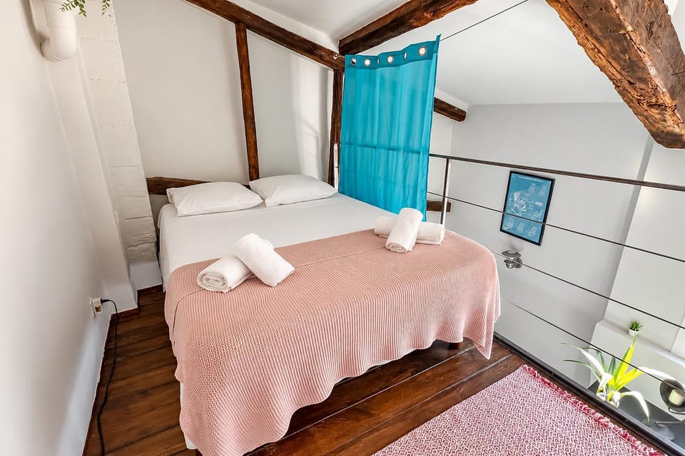 Bed, Photo of the whole room, Bedroom, towels
