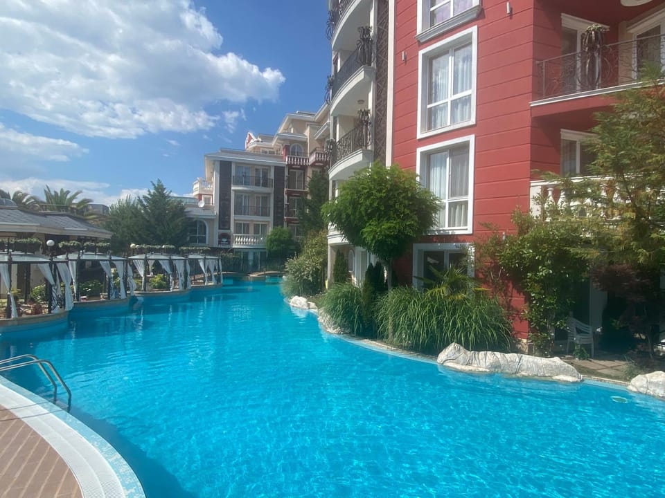 Property building, Day, Pool view, Swimming pool, sunbed