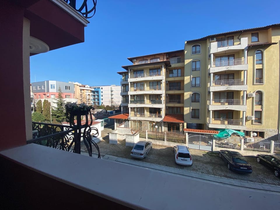 Neighbourhood, Balcony/Terrace, Street view
