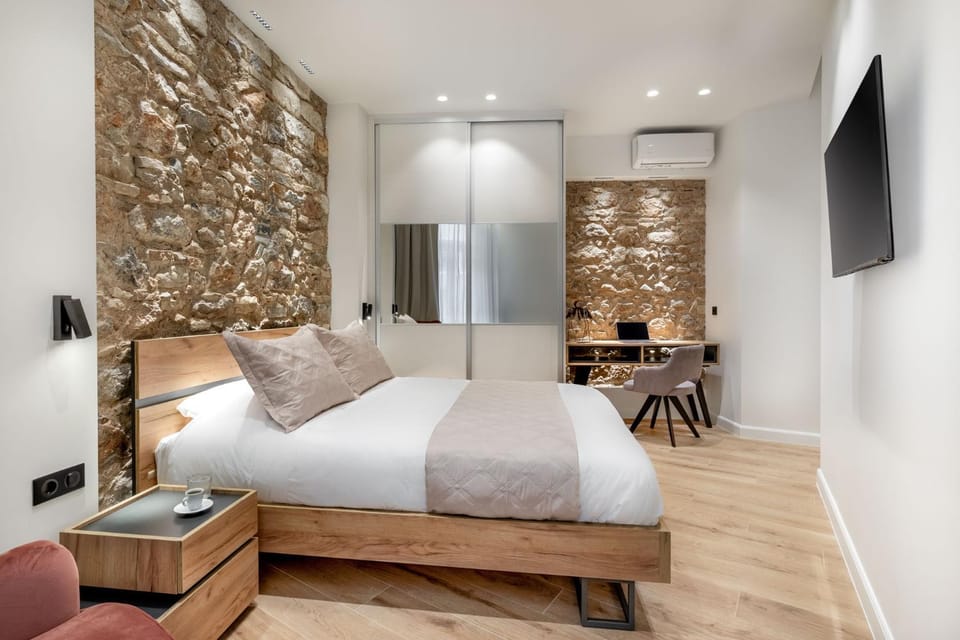 Photo of the whole room, Bedroom