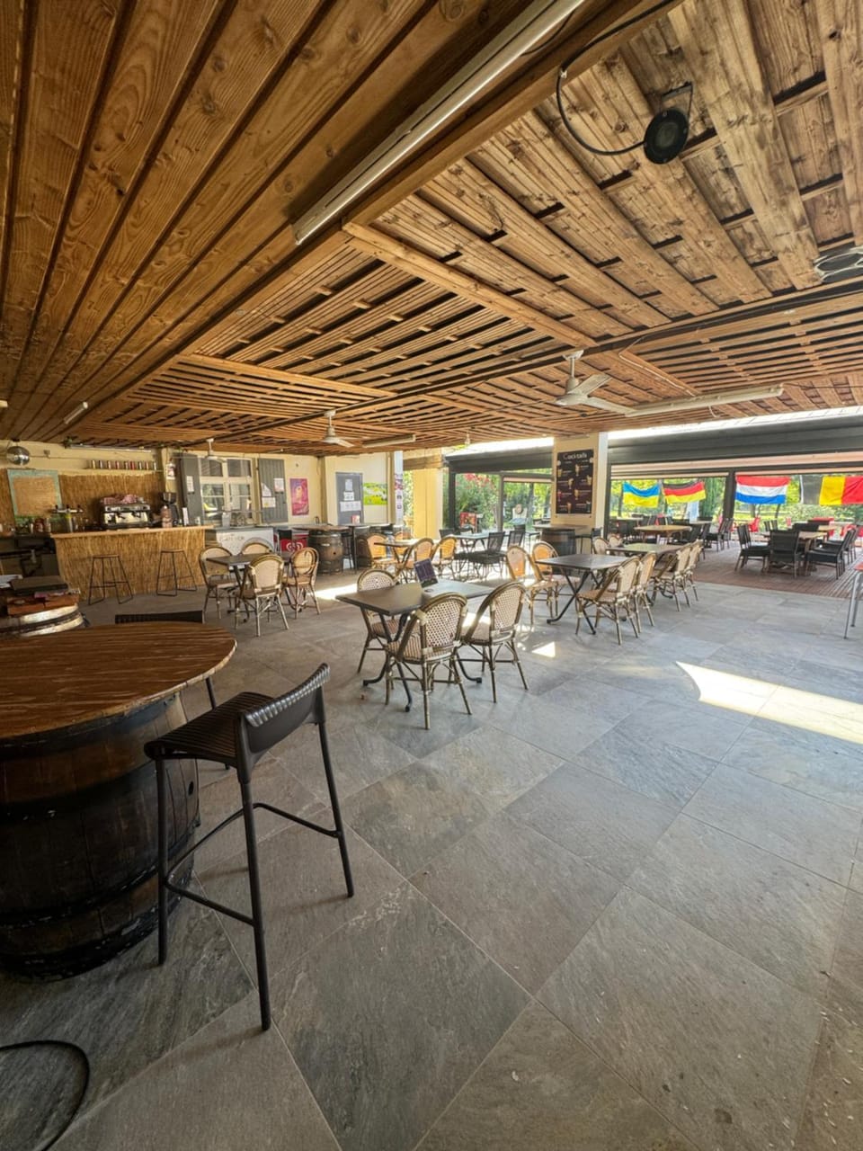 Restaurant/places to eat, Balcony/Terrace