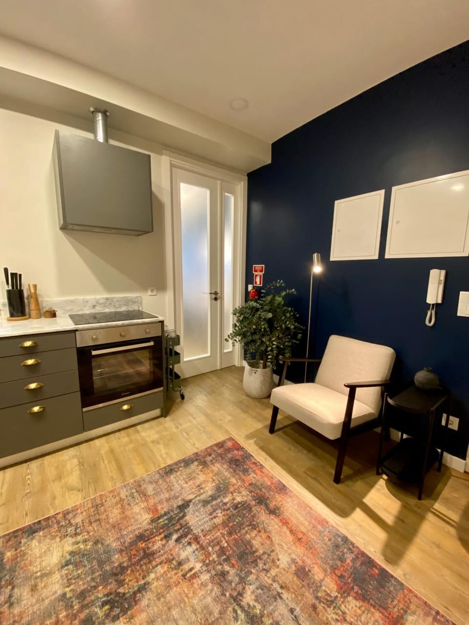 Kitchen or kitchenette, Living room, Seating area, pet friendly, stove