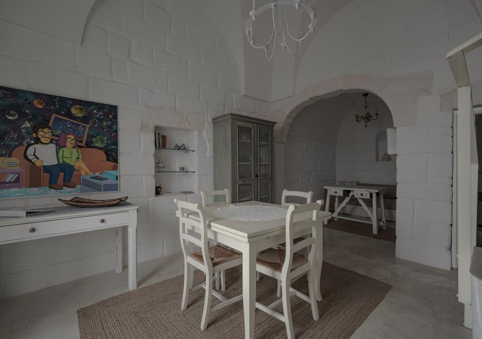 Communal lounge/ TV room, Dining area, air conditioner