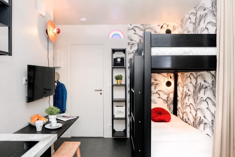 Bed, TV and multimedia, Photo of the whole room, Bedroom