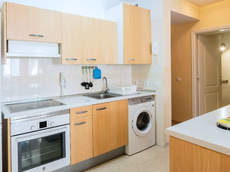 Kitchen or kitchenette, pet friendly, stove, washing machine