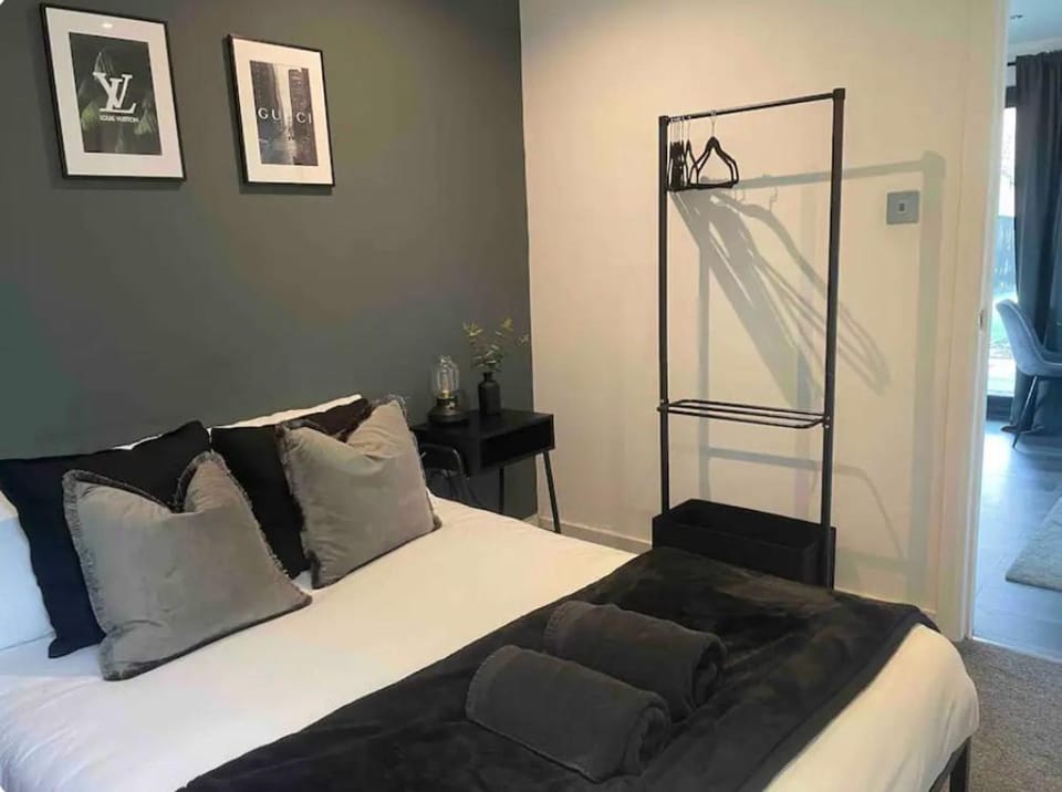1 bedroom 1 bed cabin retreat with hot tub in Hambrook close to Bristol city centre, MOD, AXA, UWE Cabin in Bristol