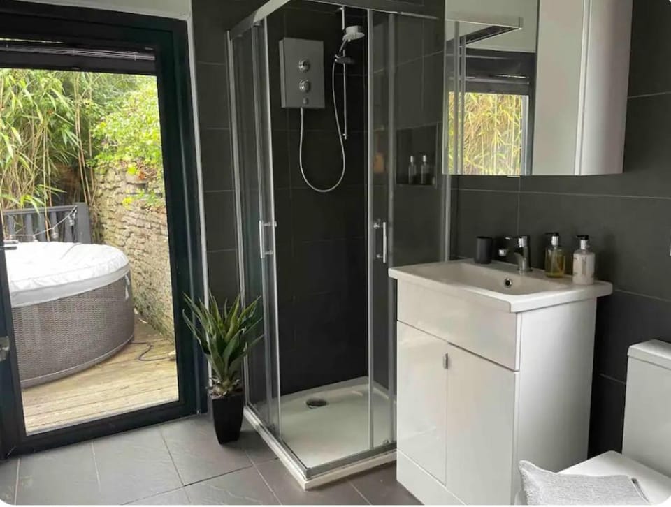 1 bedroom 1 bed cabin retreat with hot tub in Hambrook close to Bristol city centre, MOD, AXA, UWE Cabin in Bristol