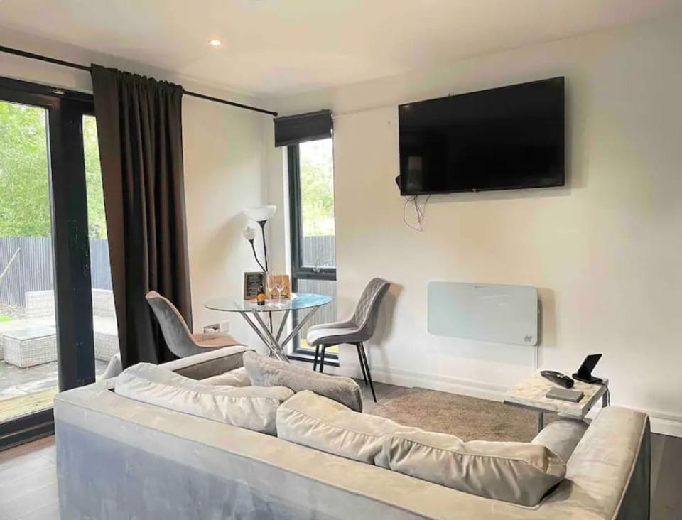 1 bedroom 1 bed cabin retreat with hot tub in Hambrook close to Bristol city centre, MOD, AXA, UWE Cabin in Bristol