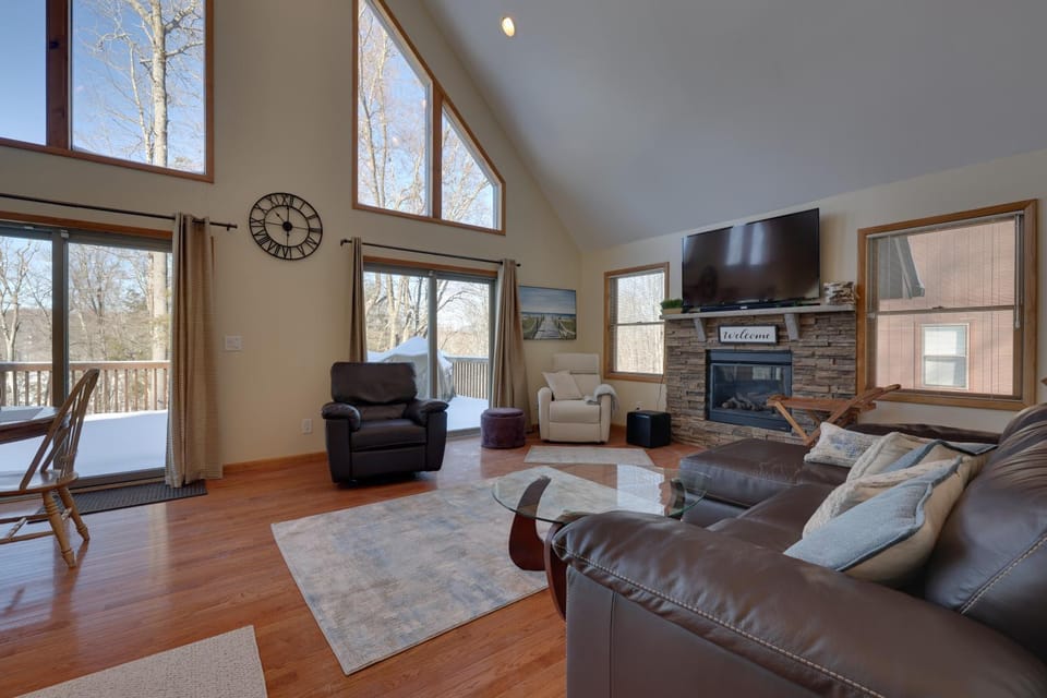 Large Deck + Resort Amenities: Lake Ariel Retreat House in Lake Ariel