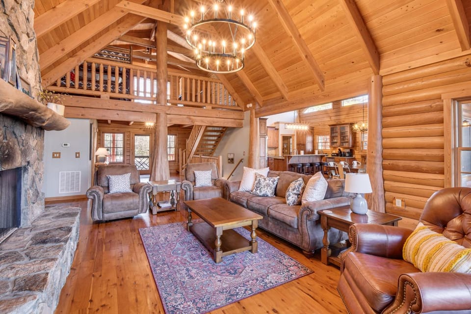 Wooded Cabin: Mtn Views, Hot Tub & 2 Decks! Cabin in Tennessee