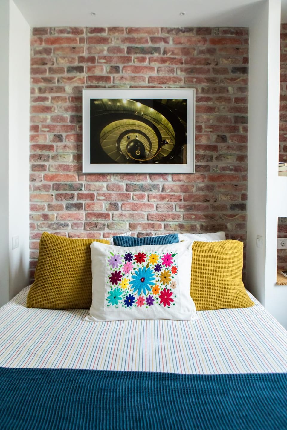 Bed, Photo of the whole room, Decorative detail, Bedroom