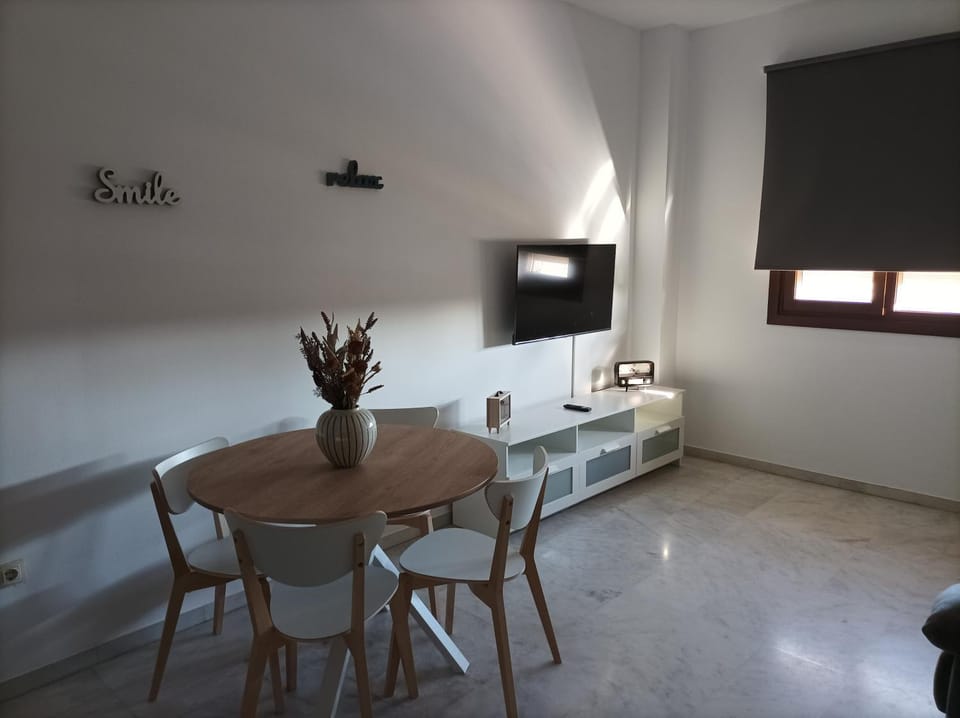 Communal lounge/ TV room, TV and multimedia, Dining area