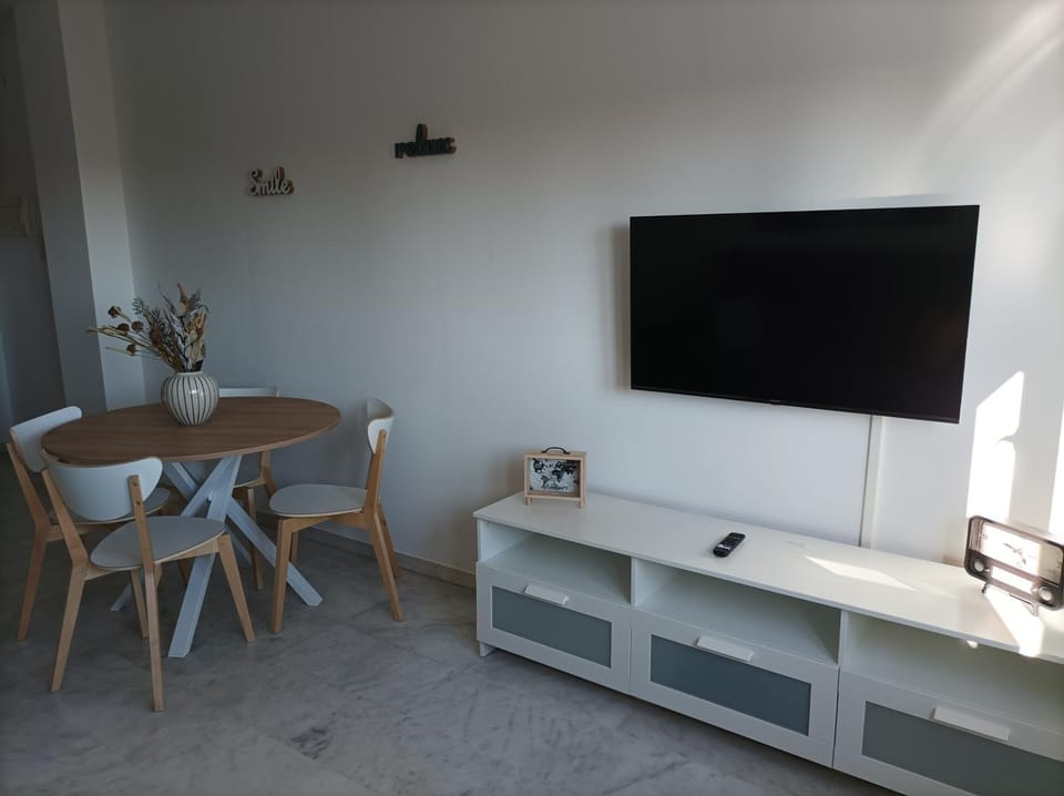 Communal lounge/ TV room, TV and multimedia, Dining area