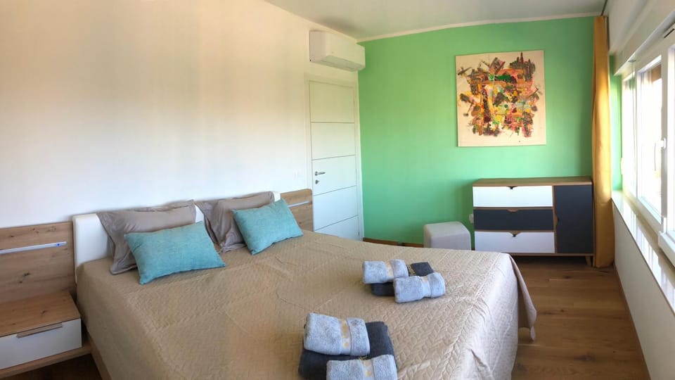 Bed, Bedroom, air conditioner