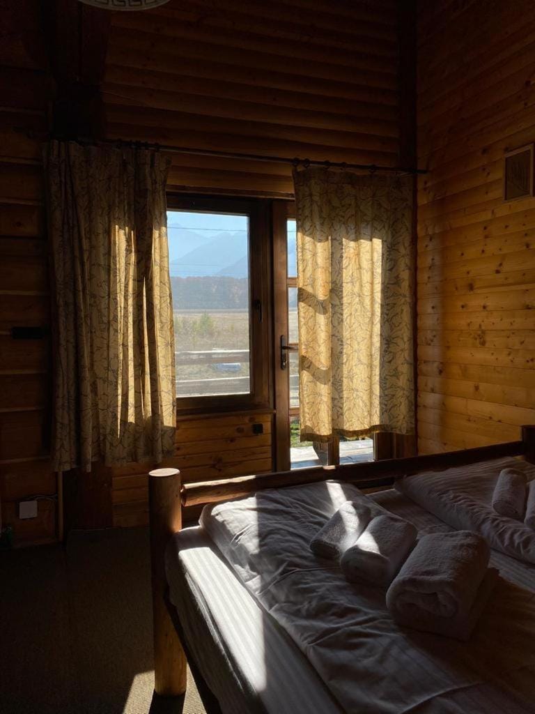 Bedroom, Mountain view