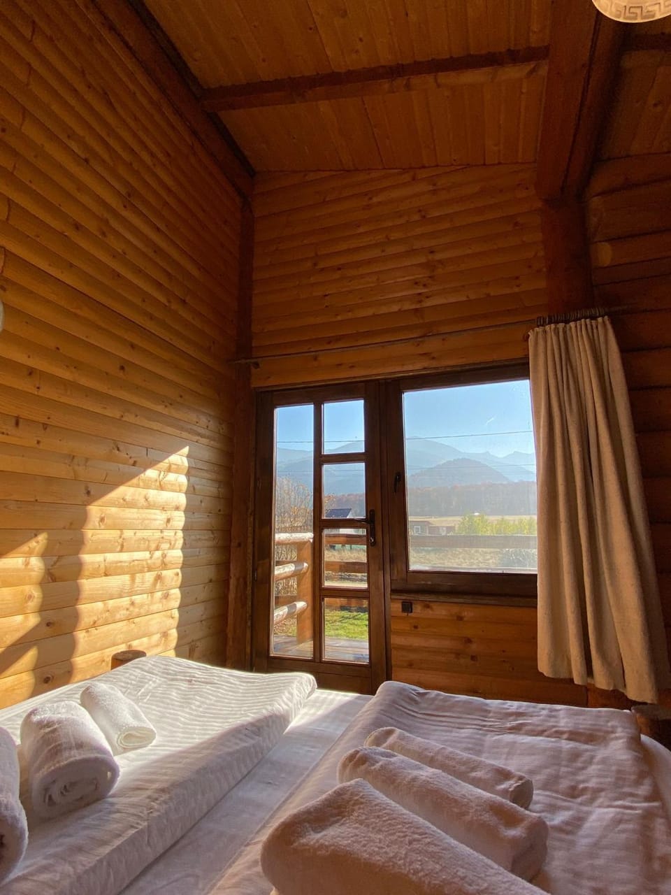 Bedroom, Mountain view