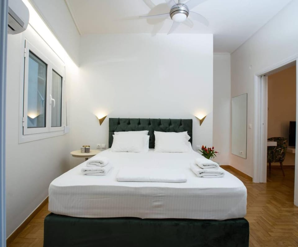 Bed, Bedroom, towels