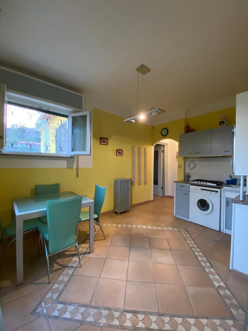 Kitchen or kitchenette, Seating area, Dining area