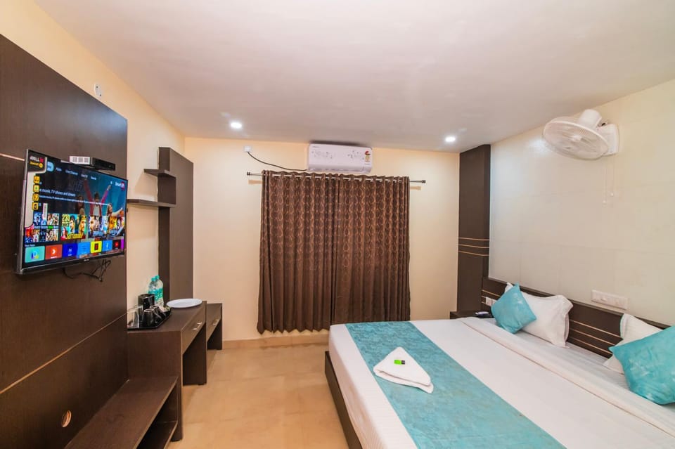 Bed, TV and multimedia, Photo of the whole room, air conditioner