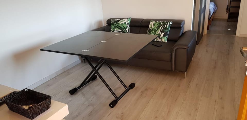 Le Chalet de la Pierreraie Côte d'Azur Piscine Terrasse et Vue Mer Chalet in 06340 La Trinité, France