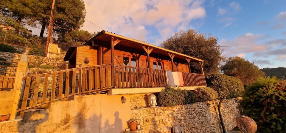 Le Chalet de la Pierreraie Côte d'Azur Piscine Terrasse et Vue Mer Chalet in 06340 La Trinité, France