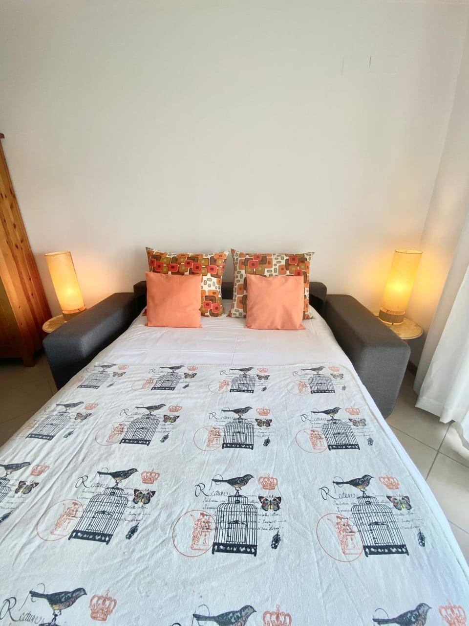 Bed, Living room, Photo of the whole room, Decorative detail, Seating area, internet