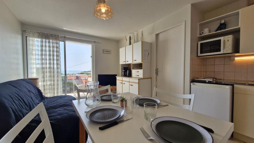 TV and multimedia, Kitchen or kitchenette, Living room, Seating area, Dining area, stove