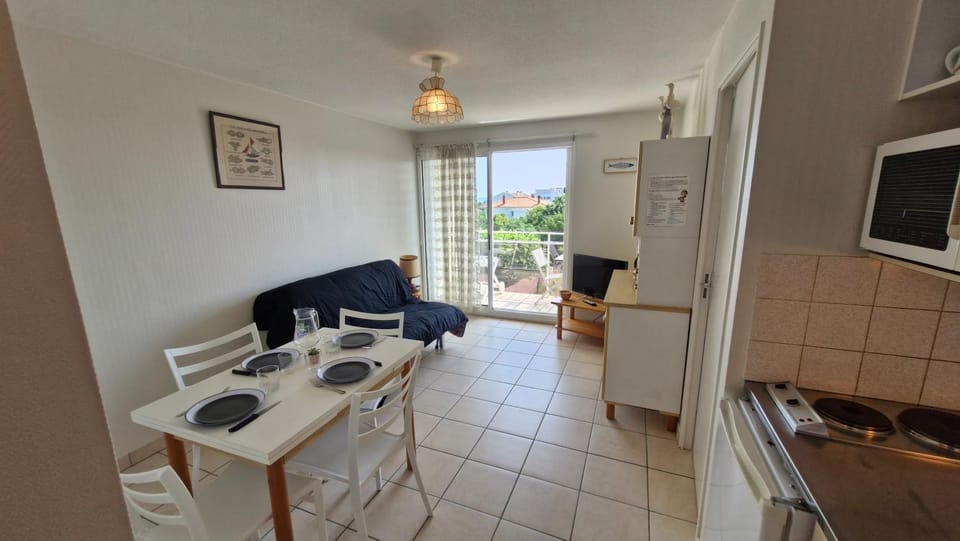TV and multimedia, Kitchen or kitchenette, Living room, Seating area, Dining area, stove