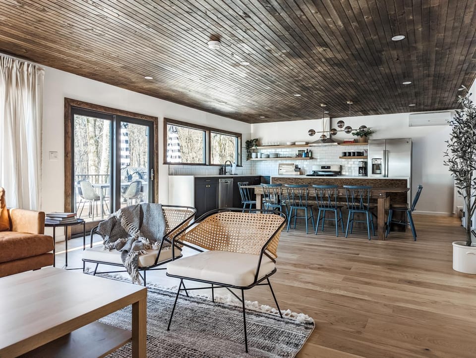 Seating area, Dining area, kitchen