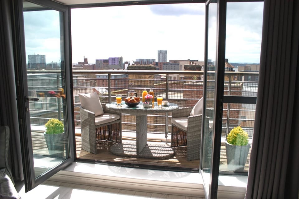 View (from property/room), Balcony/Terrace, Seating area, City view