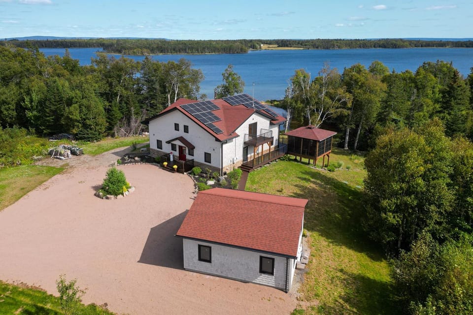 Property building, Day, Natural landscape, Bird's eye view, Solarium, Lake view