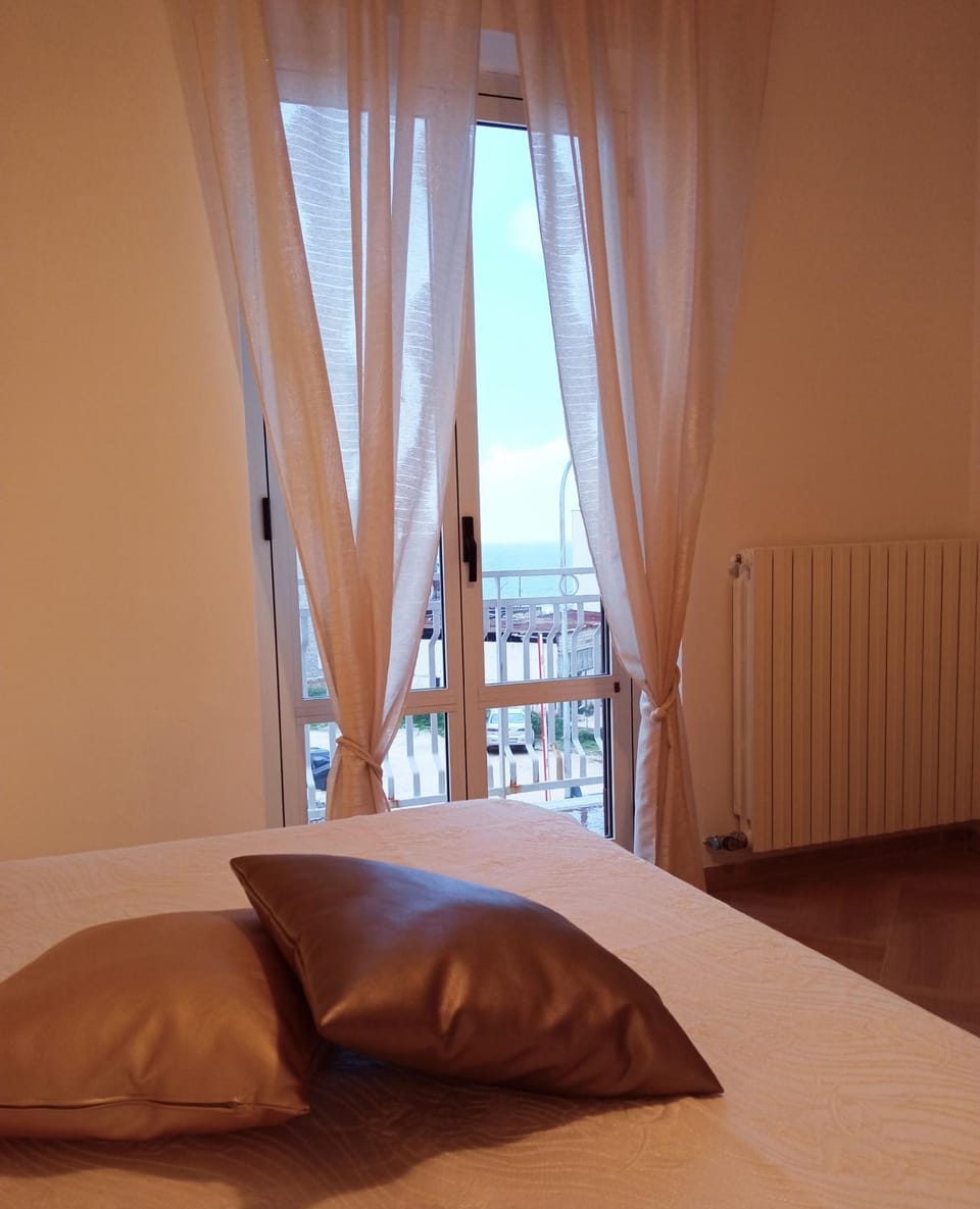 Photo of the whole room, Bedroom, Sea view