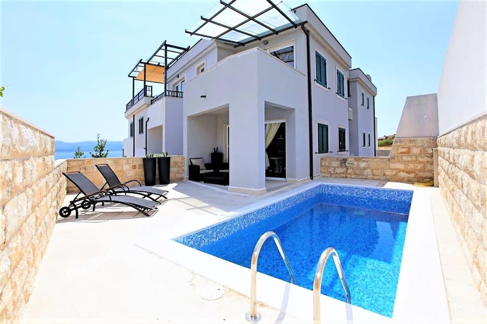 Property building, Pool view, Swimming pool, sunbed