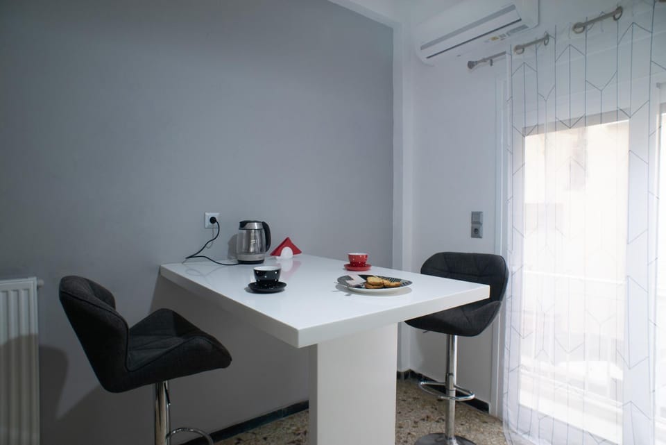 Coffee/tea facilities, Balcony/Terrace, Breakfast, Lunch, Dinner, Drinks, Alcoholic drinks, internet, air conditioner