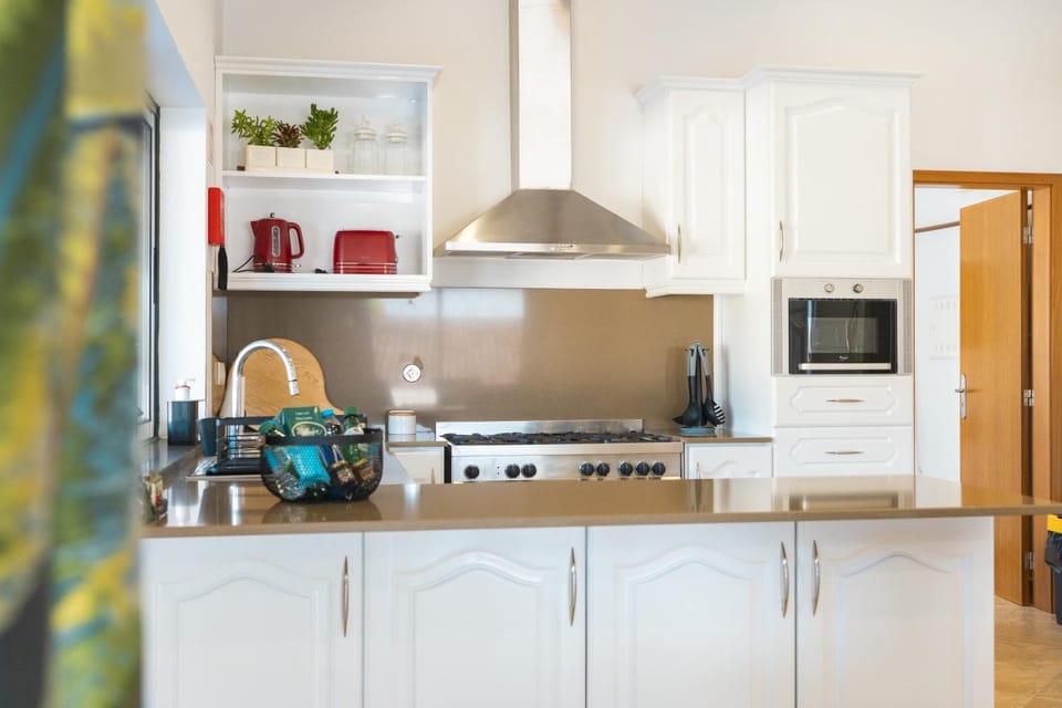 Coffee/tea facilities, oven, stove, kitchen