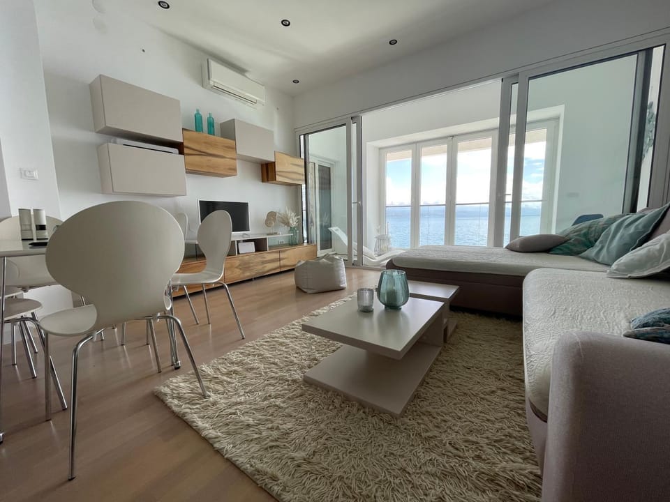 First row to the sea - Nautilus Deluxe Apartment Apartment in Opatija