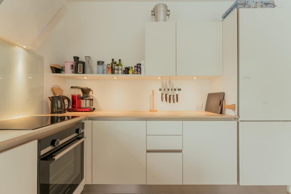 Coffee/tea facilities, Kitchen or kitchenette, stove
