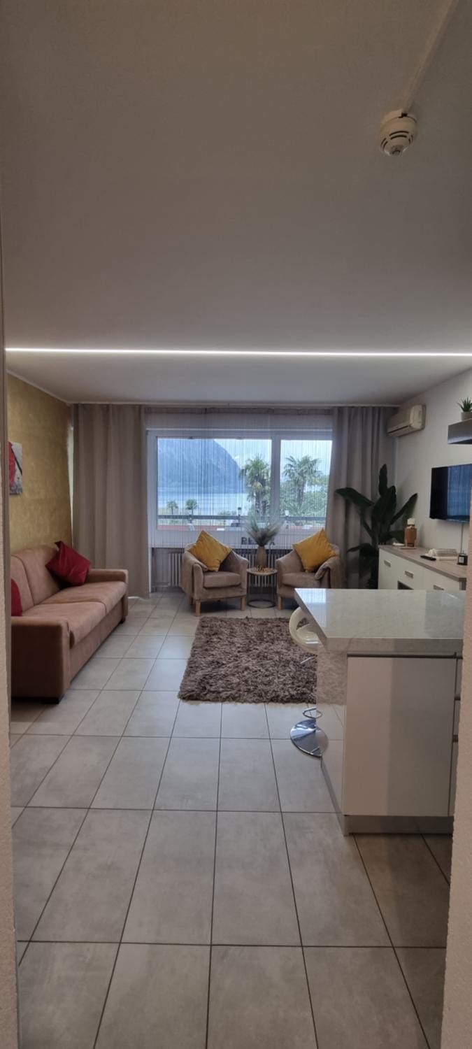 Bed, TV and multimedia, Seating area, Dining area