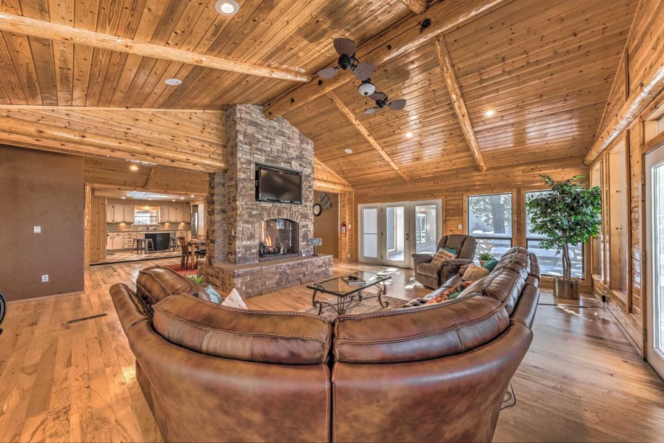 Spacious Ruidoso Home w/ Hot Tub & Fireplaces House in Ruidoso
