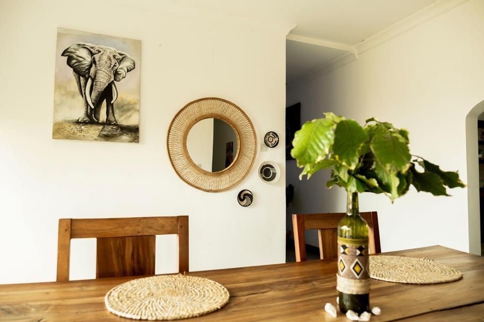 Decorative detail, Seating area, Dining area