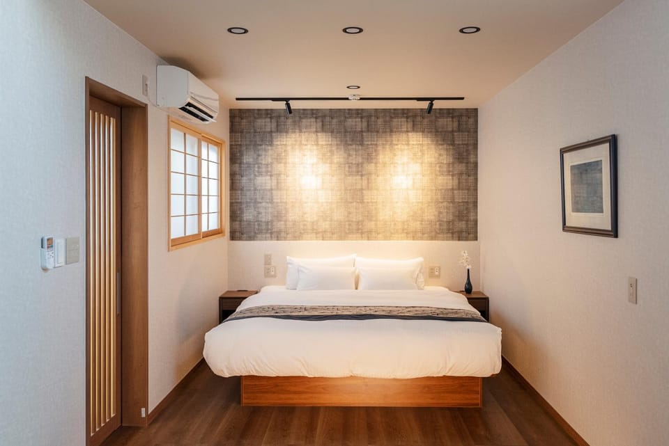 Bed, Photo of the whole room, Decorative detail, Bedroom, air conditioner
