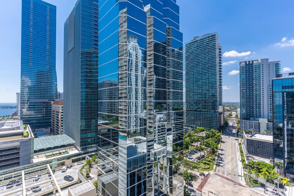 Central 2 bed Apartment with a Pool & Gym- Free Garage Parking Apartment in Miami