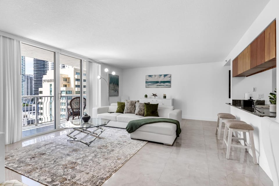 Central 2 bed Apartment with a Pool & Gym- Free Garage Parking Apartment in Miami