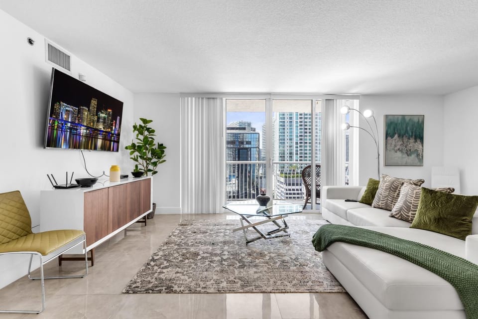 Central 2 bed Apartment with a Pool & Gym- Free Garage Parking Apartment in Miami